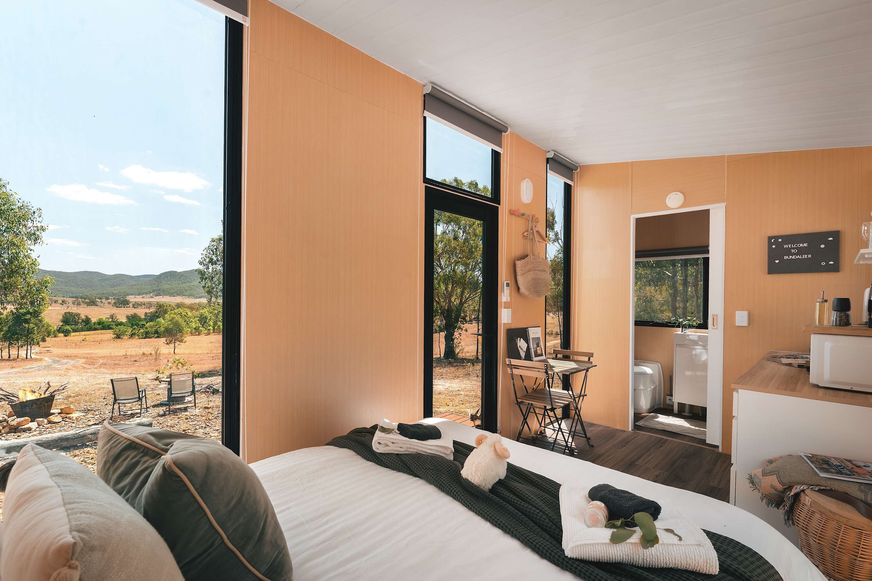 1 bedroom, bed sheets