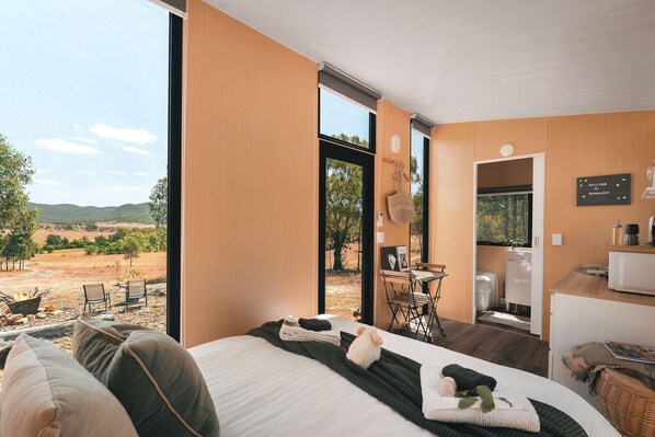 1 bedroom, bed sheets