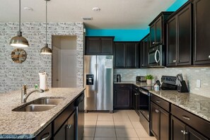 冷蔵庫、電子レンジ、オーブン、コンロ