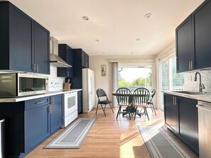 冷蔵庫、電子レンジ、オーブン、コンロ