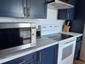 Een koelkast, een magnetron, een oven, een kookplaat