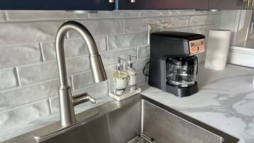 Køleskab, mikrobølgeovn, ovn, kogeplade