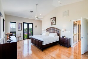 5 bedrooms, iron/ironing board, internet, bed sheets - Luxury, waterfront, dog-friendly home with pool, pool spa, & incredible terrace (Fort Lauderdale)