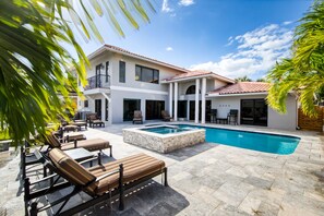 A heated pool - Luxury, waterfront, dog-friendly home with pool, pool spa, & incredible terrace (Fort Lauderdale)