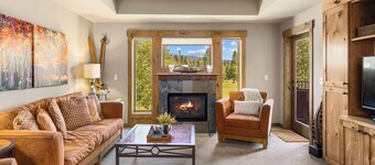 Suncadia golf view condo with seasonal pool and hot tub!