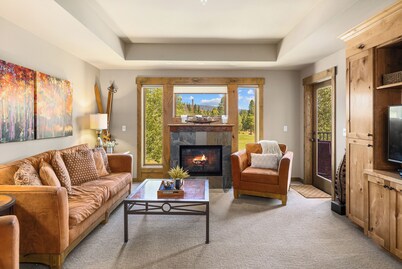 Suncadia golf view condo with seasonal pool and hot tub!