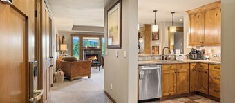 Suncadia golf view condo with seasonal pool and hot tub!