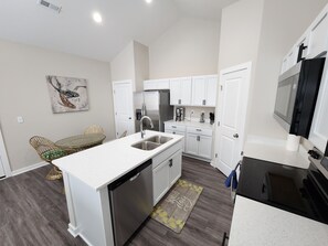 Réfrigérateur, micro-ondes, four, plaque de cuisson