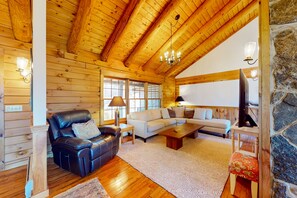 Een televisie, een tafeltennistafel, boeken en een kantoor