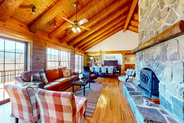 Een televisie, een tafeltennistafel, boeken en een kantoor