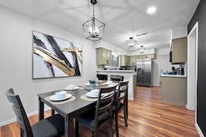Dining - The Green Golf Resort, 3 Bedroom 2.5 Bath in
Arlington near AT&T
Stadium (Arlington)