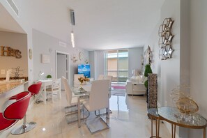 Interior - Relax at the Oasis Suite Casa Costa 201S, Pools, Jacuzzi, Beach, Shops & Dog Friendly (Boynton Beach)