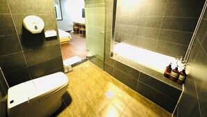 Premium Room | Bathroom