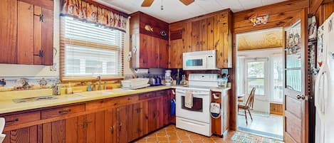 雪櫃、微波爐、焗爐、爐具