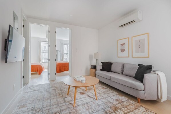 2 bedrooms, iron/ironing board, WiFi, bed sheets - Remarkable Williamsburg 2BR w/ W/D & Virtual Doorman, by Blueground (Brooklyn)