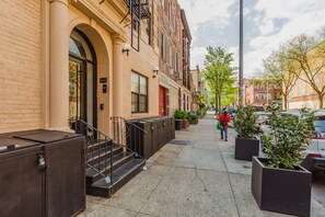 Exterior detail - Remarkable Williamsburg 2BR w/ W/D & Virtual Doorman, by Blueground (Brooklyn)