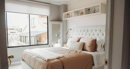 3-bedroom apartment. 10min away from Cathedral
Tranvia stops in front of it.