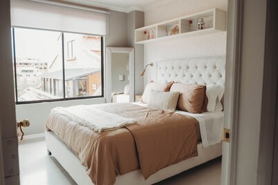 3-bedroom apartment. 10min away from Cathedral
Tranvia stops in front of it.