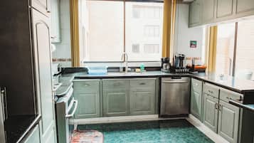 Fridge, microwave, stovetop, dishwasher