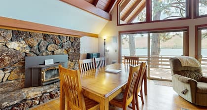 Lakefront house with balcony, wall-of-windows, grill, & W/D