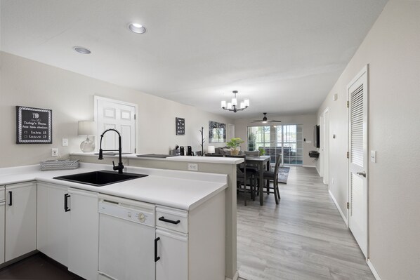 Fridge, microwave, oven, stovetop - Vacation Condo in Branson (Branson)