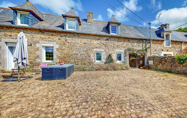 Terrace/patio - Nice home in Plouagat with WiFi (Plouagat)