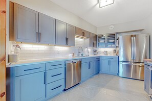 冷蔵庫、電子レンジ、オーブン、コンロ