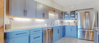 Multi-level resort home near ski resorts with balcony, streaming, W/D