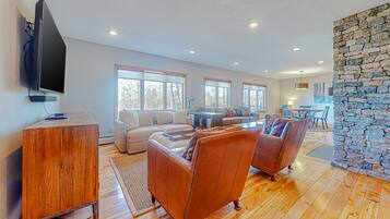 TV, fireplace, stereo