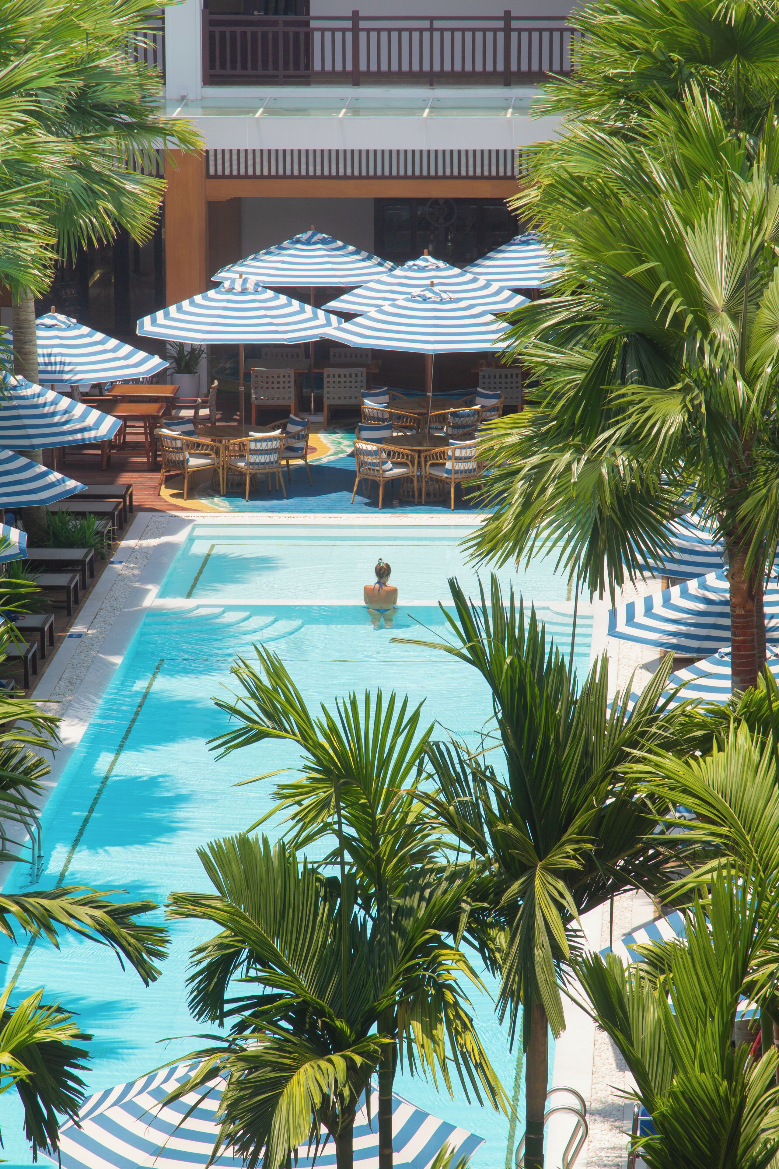 Piscine extérieure, parasols de plage, chaises longues