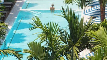 Piscine extérieure, parasols de plage, chaises longues