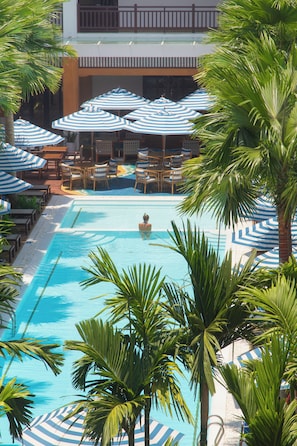 Outdoor pool, pool umbrellas, pool loungers - Wafaifo Resort Hoi An (Da Nang)