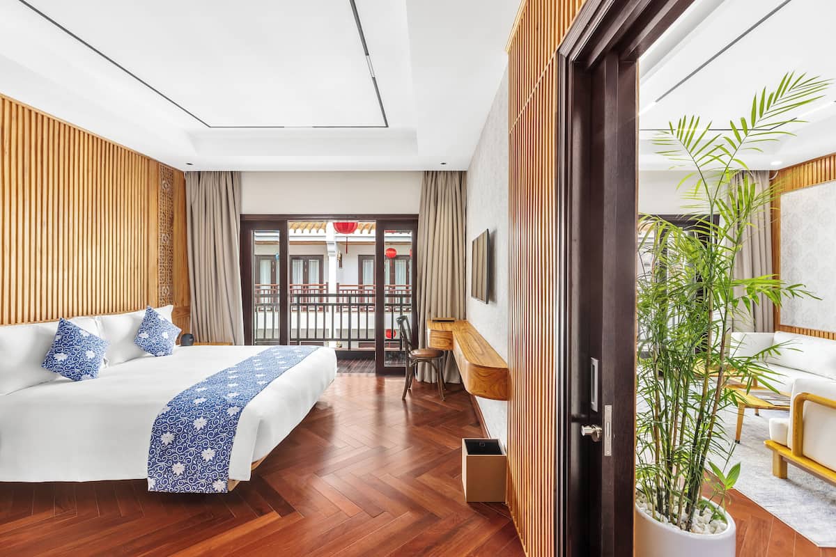 Peralatan tempat tidur hipoalergenik, bar mini, peti besi dalam bilik