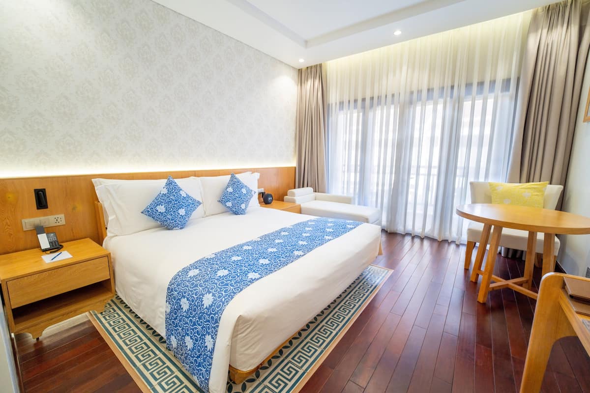 Faifo King | Hypo-allergenic bedding, minibar, in-room safe, desk
