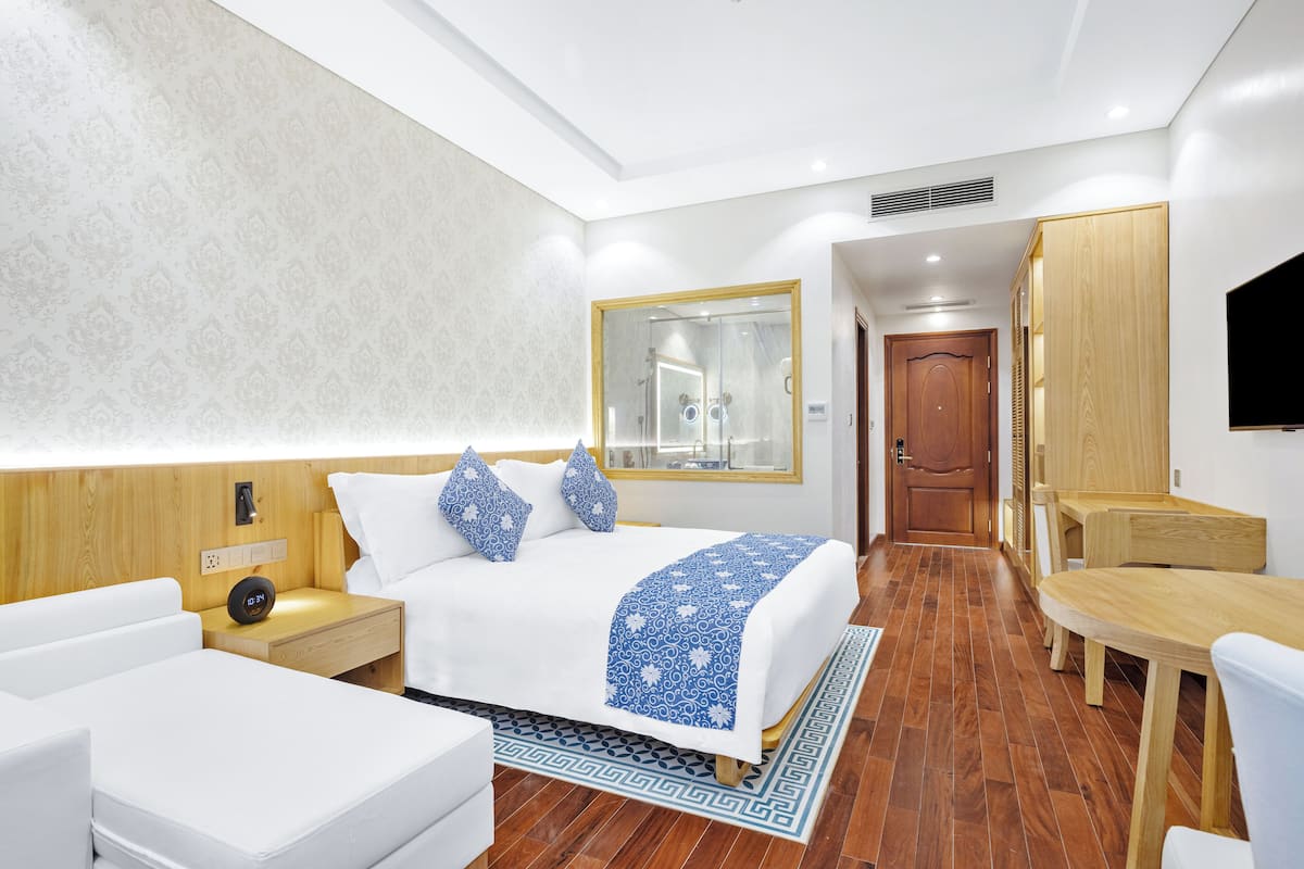 1 bedroom, hypo-allergenic bedding, minibar, in-room safe