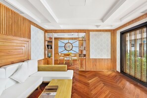 Bigger Suite | Living room | 43-inch TV with cable channels