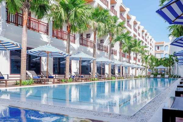 Kolam renang terbuka, payung kolam, kerusi lepak pantai