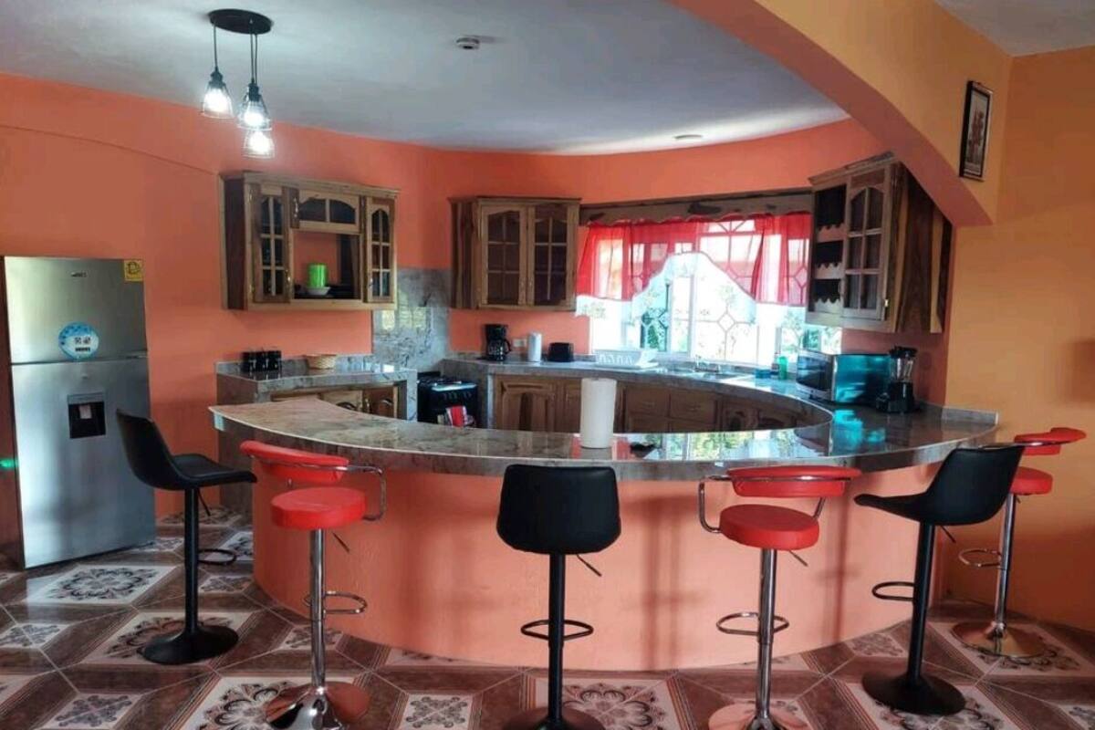 2 habitaciones, cortinas blackout y tabla de planchar con plancha 