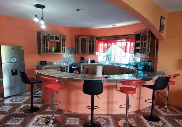 2 bedrooms, blackout curtains, iron/ironing board, free WiFi - Family friendly spacious 2br 2 bathroom (Tower Isle)