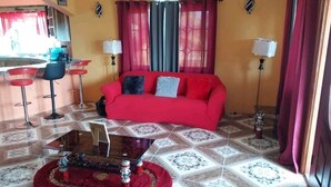 In-room dining - Family friendly spacious  2br 2 bathroom (Tower Isle)