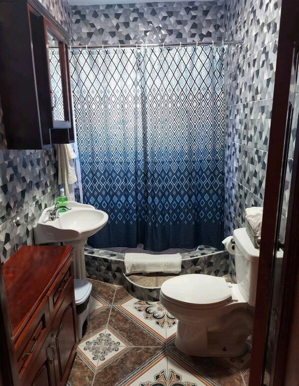 Bathroom - Family friendly spacious 2br 2 bathroom (Tower Isle)