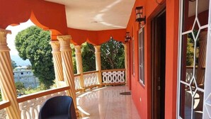 Terrace/patio - Family friendly spacious  2br 2 bathroom (Tower Isle)