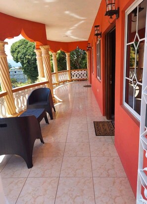 Terrace/patio - Family friendly spacious 2br 2 bathroom (Tower Isle)