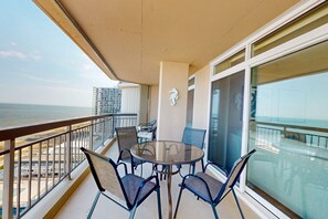 Outdoor dining - Fountainhead Towers condo with ocean view, washer/dryer, pool, & tennis (Ocean City)
