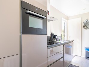 Réfrigérateur, micro-ondes, plaque de cuisson, lave-vaisselle