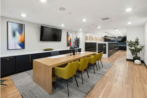 Meeting facility - Superb Hayward 1BR w/ Heated Pool & On-Site Dining, by Blueground (East Bay)