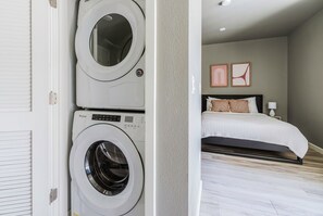 Interior - Happy Oakland 1BR w/ Courtyard & W/D, nr Bakeries & Bars, by Blueground (East Bay)