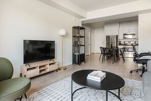 Interior - Pleasant Oakland 1BR w/ Rooftop Lounge, near Dining, by Blueground (East Bay)