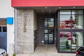 Exterior detail - Pleasant Oakland 1BR w/ Rooftop Lounge, near Dining, by Blueground (East Bay)