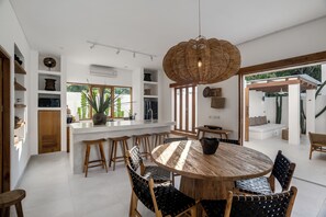 Villa, 3 Schlafzimmer, eigener Pool | Essbereich im Zimmer